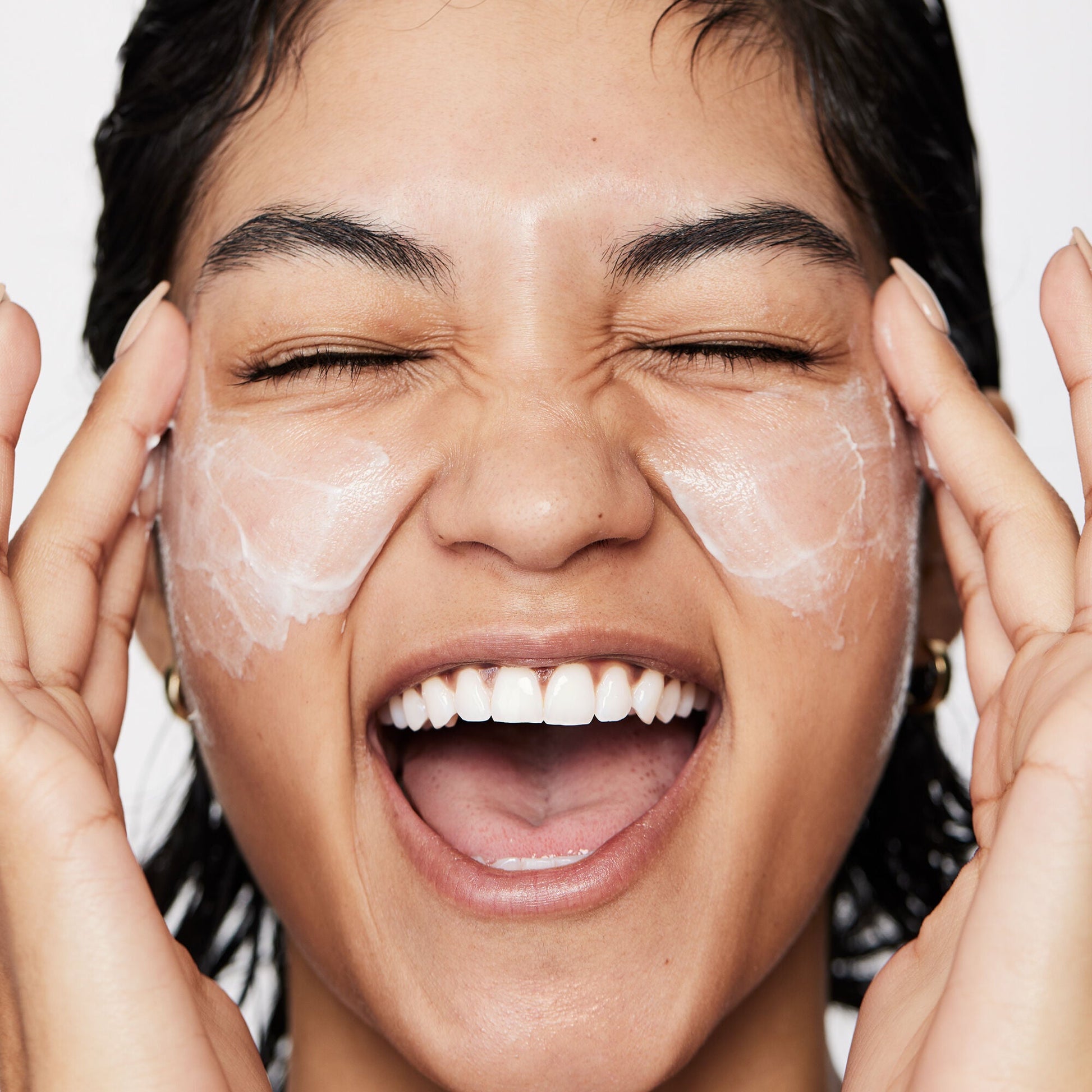pure-skin-moisturizer-t6 040822_Model_Pure-Moisturizer_200_RT2-V1_RGB040822_Model_Pure-Moisturizer_200_RT2-V1_V1_IGF.jpg