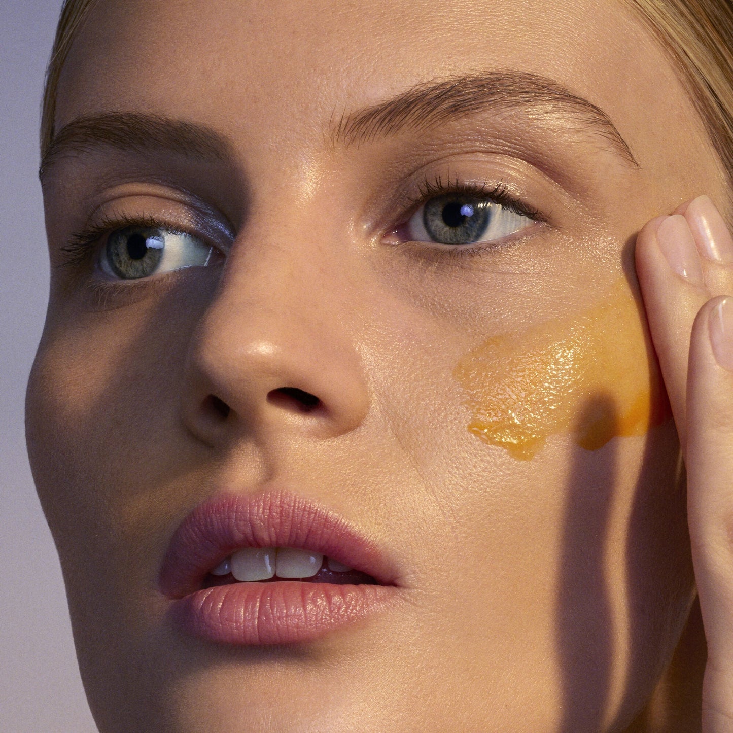 youth-boosting-advanced-night-retinoid-serum-h1 080222_Florence_ANR_0403_IGF_V2.jpg