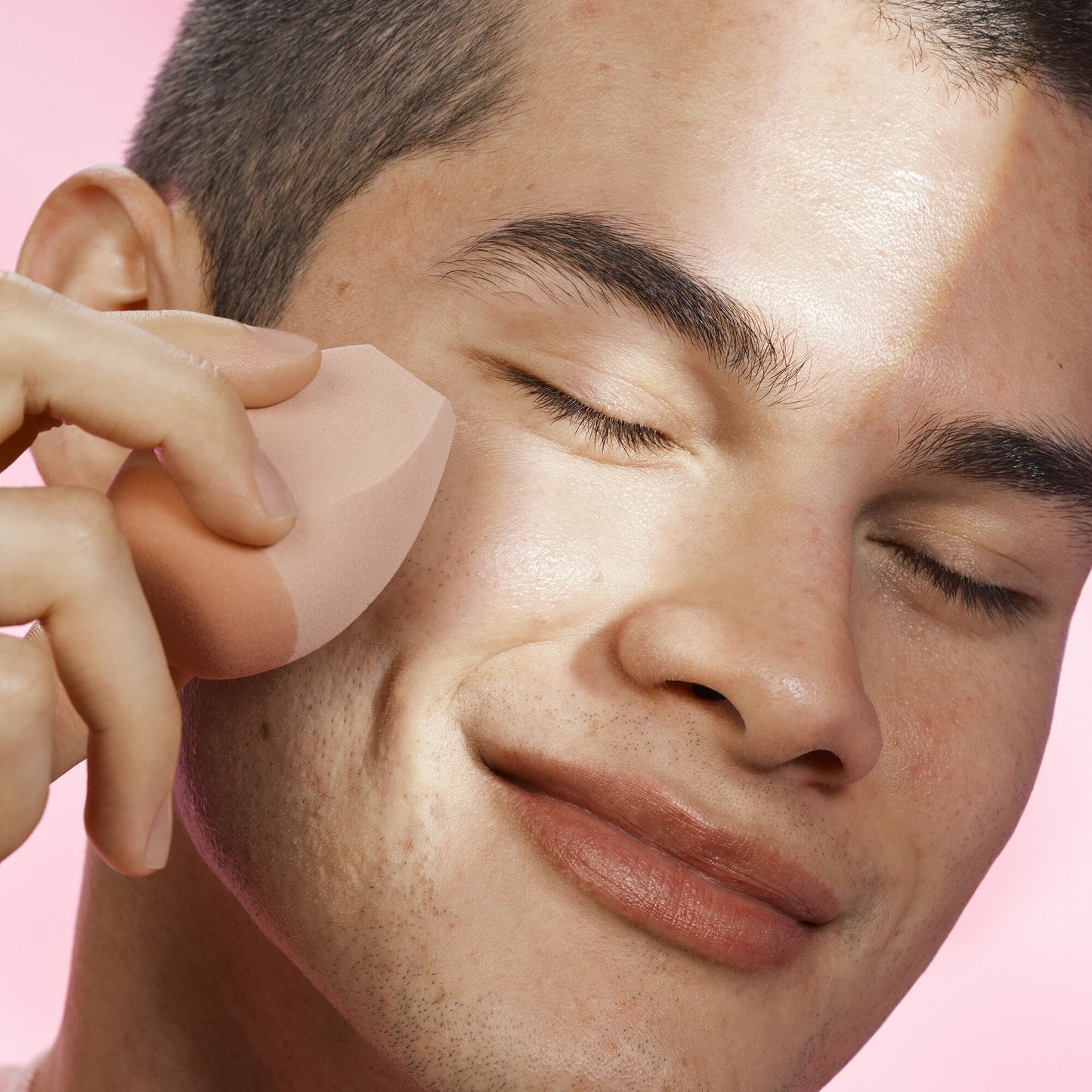 halo-glow-angled-silicone-face-sponge-o1 102124_HGST_Alfredo_Application_0134_v2_RGB_IGF.jpg