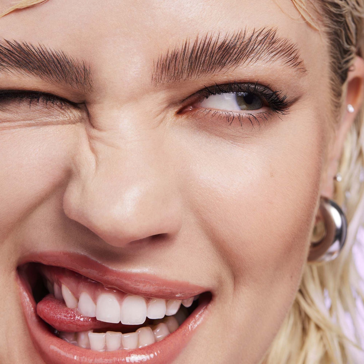 brow-laminating-gel-s7 110923_Genevieve_BrowGel_App-Vibe_6982_RGB_IGF.jpg