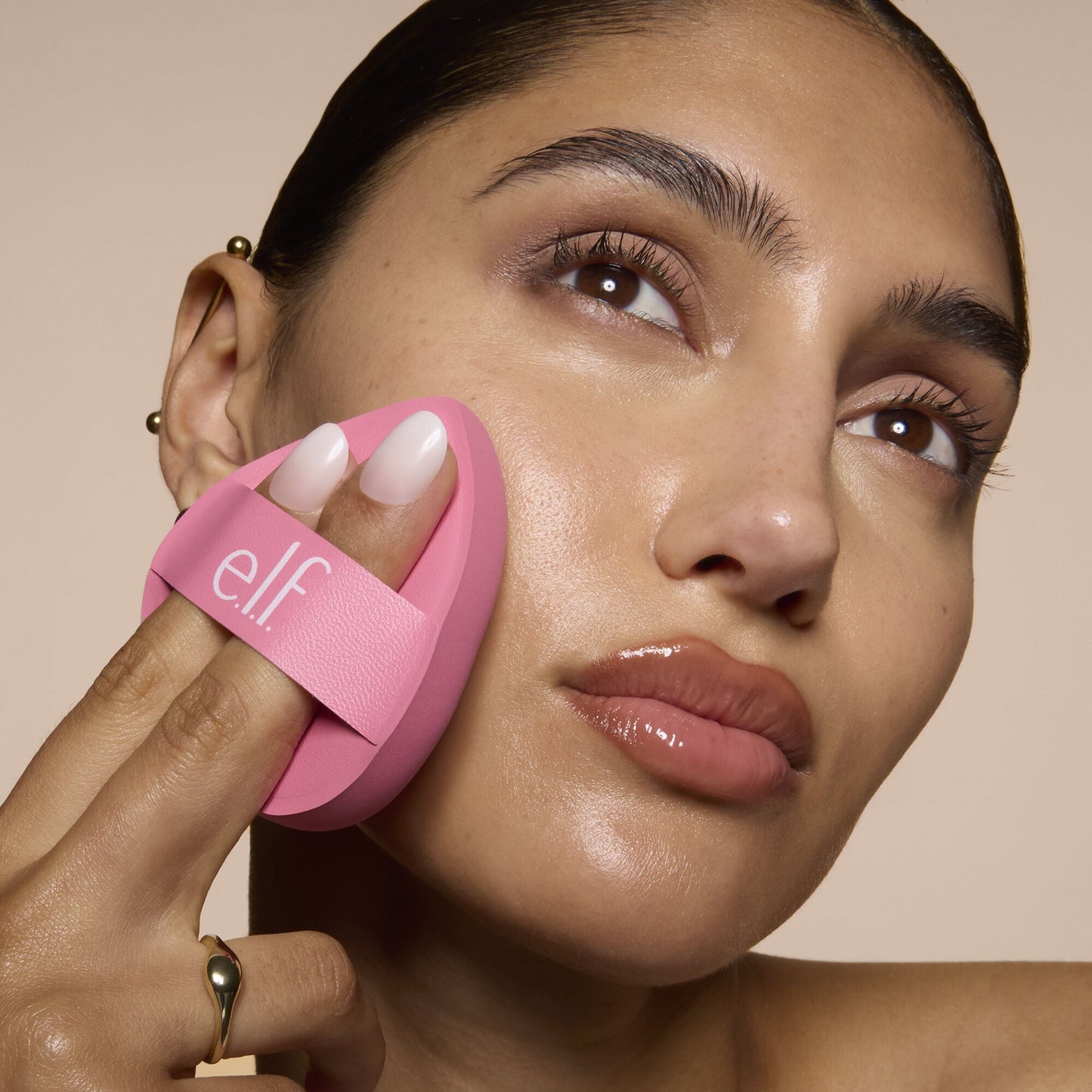 pillow-puff-foundation-sponge-f5 81838_MOM_PILLOW_PUFF_FOUNDATION_SPONGE_TOOL_SHOT_SONALI_0126_V2.jpg