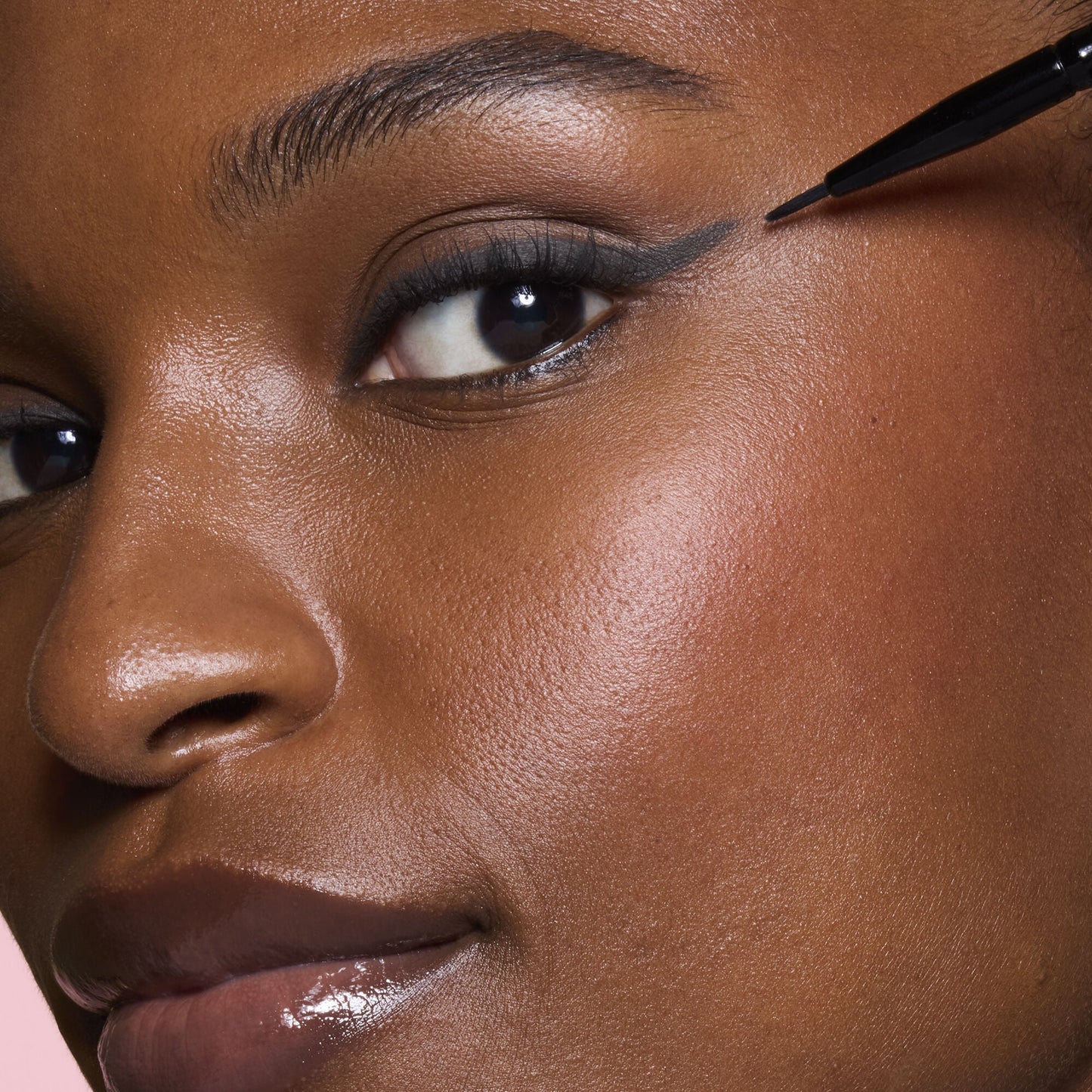 ultra-fine-eyeliner-brush-i4 81915_ULTRA_FINE_EYELINER_BRUSH_TOOL_SHOT_MOM_TSHECA_0120_v2.jpg
