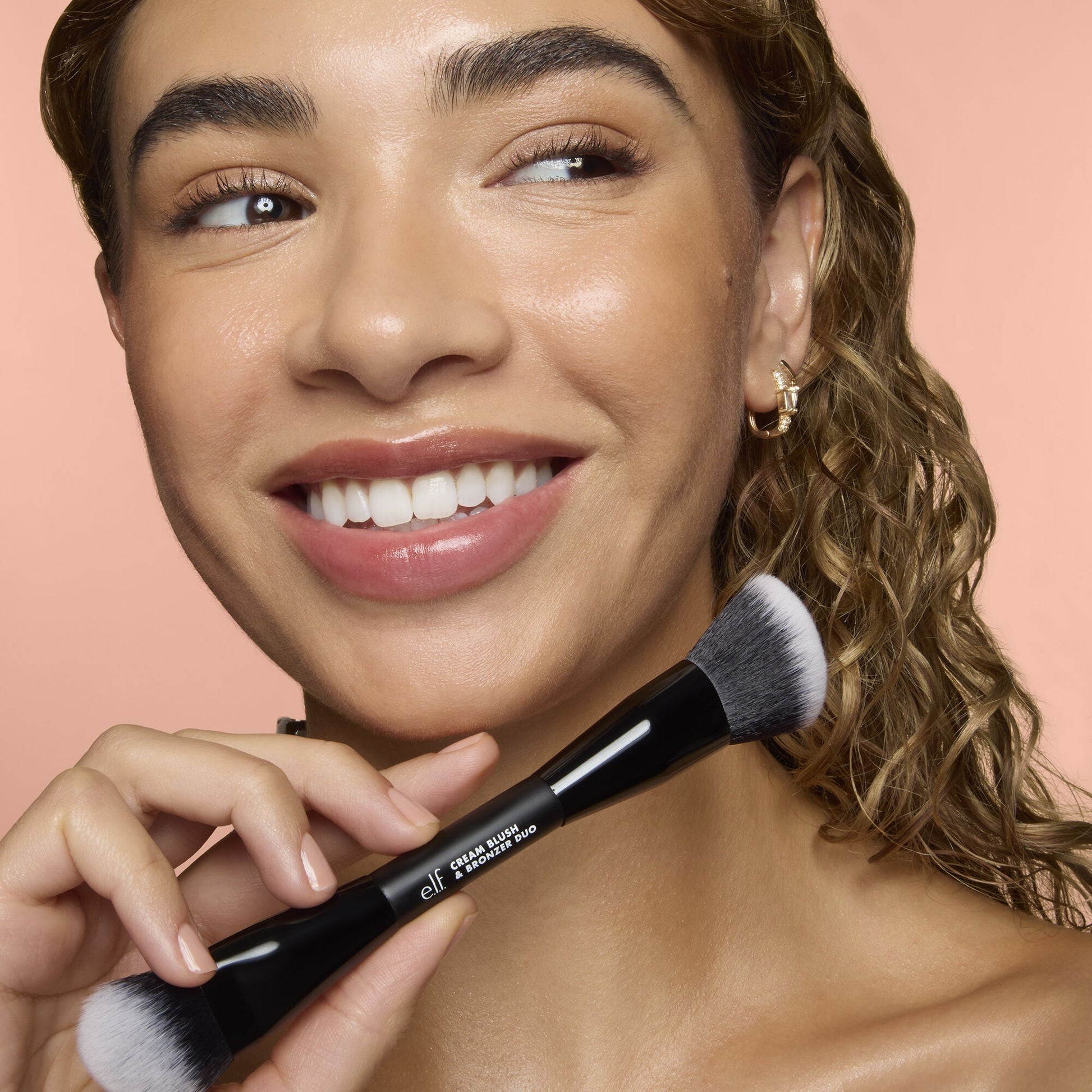 cream-blush-and-bronzer-duo-brush-w3 83857_CREAM_BLUSH_BRONZER_DUO_BRUSH_Q4_Alyssa_0103_V3_7510f340-cab5-4e94-b40f-1ad3f84fd183.jpg