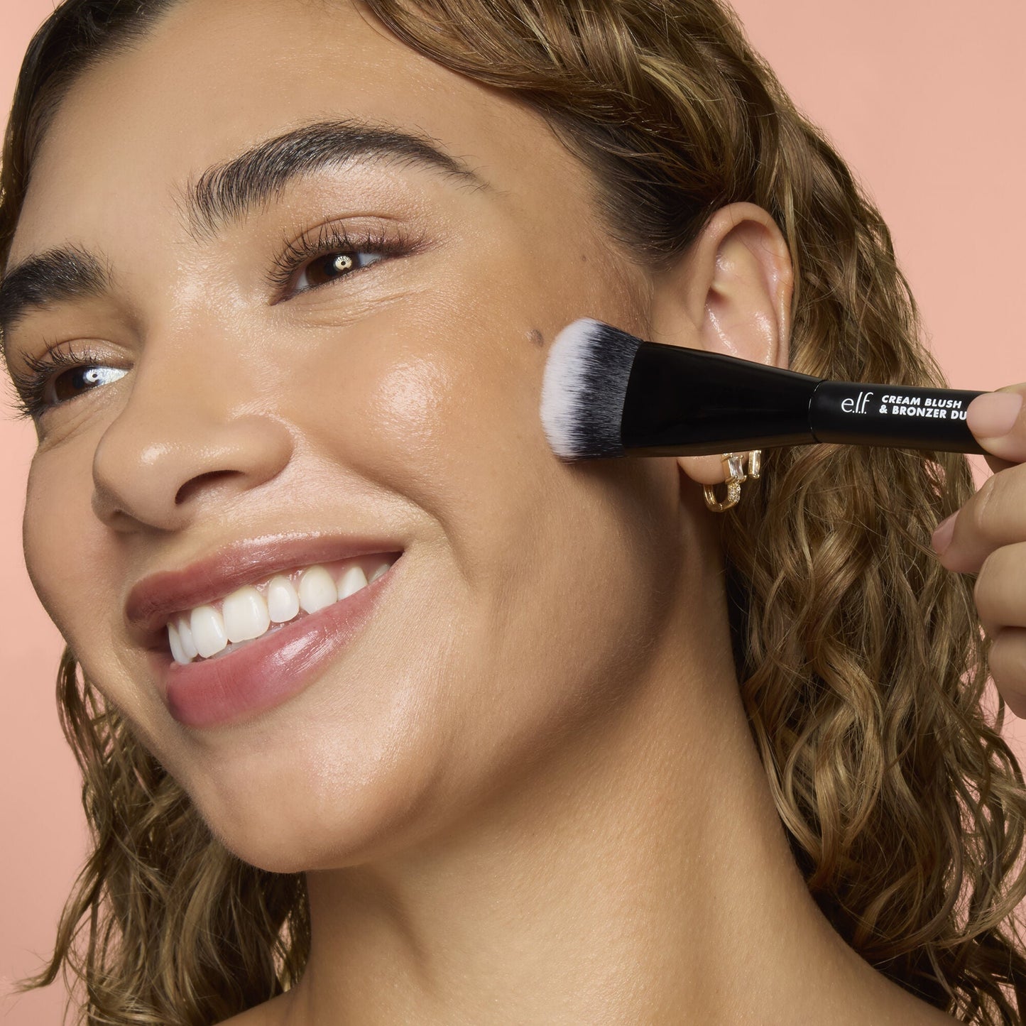 cream-blush-and-bronzer-duo-brush-w3 83857_CREAM_BLUSH_BRONZER_DUO_BRUSH_Q4_Alyssa_0173_V4_388aa08a-f9a4-4160-ae36-d9cdde1f6141.jpg