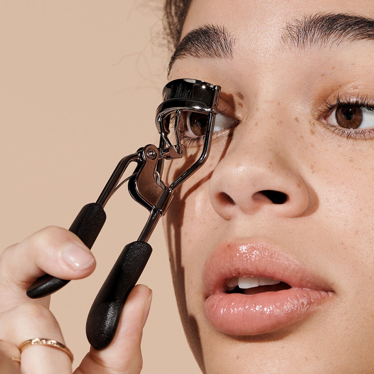 pro-eyelash-curler-z9 84067_ProEyelashCurler_Model.jpg