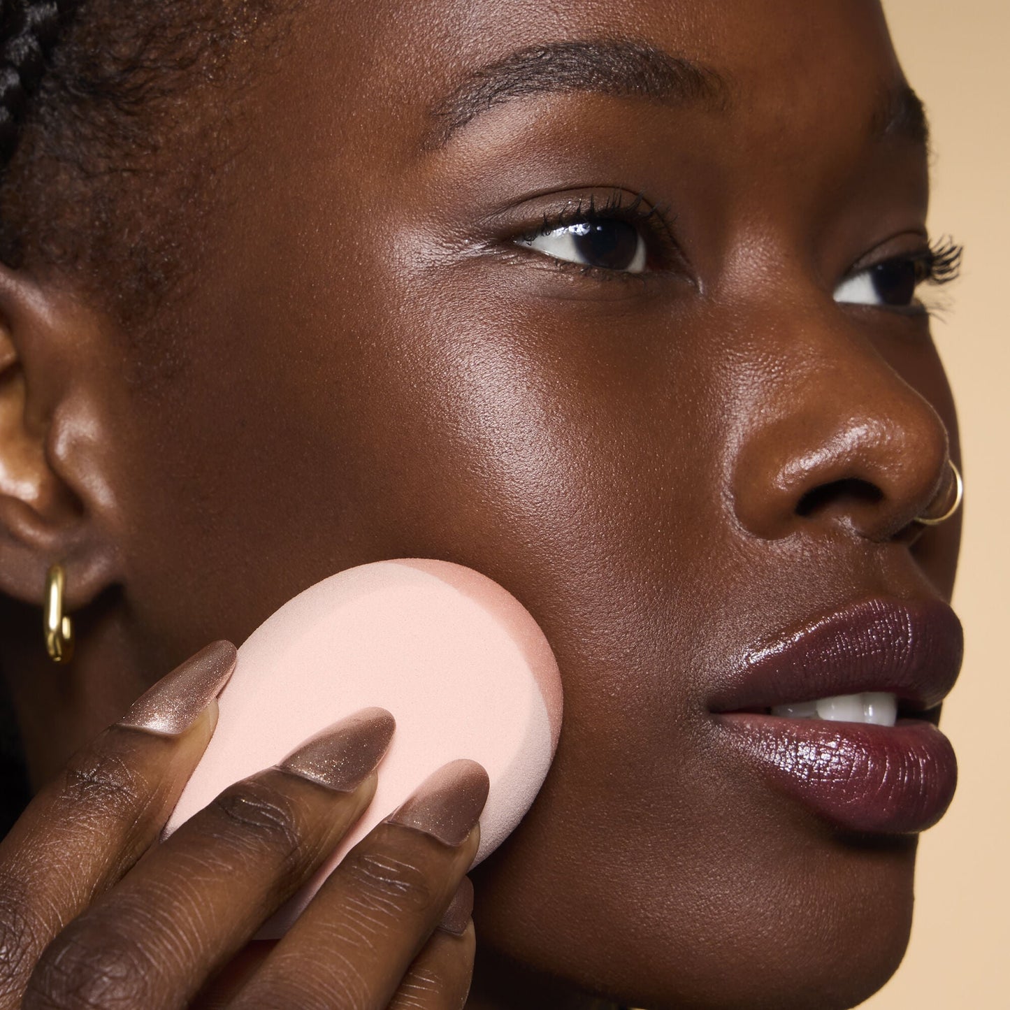 halo-glow-angled-silicone-face-sponge-o1 84235_HALO_GLOW_ANGLED_SILICONE_FACE_SPONGE_BILLIE_0078_V3.jpg