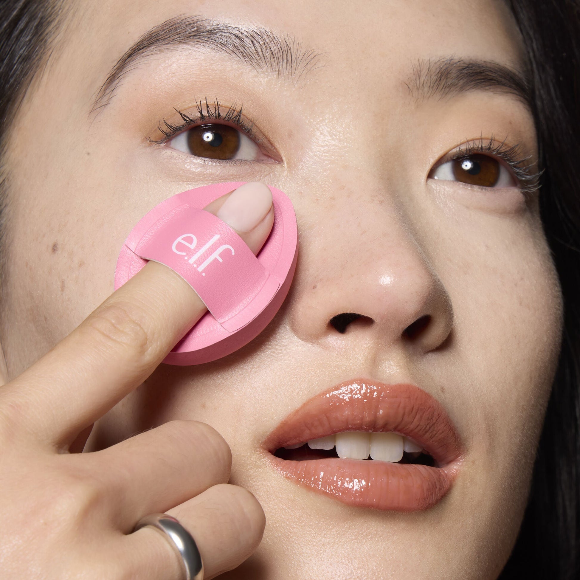 pillow-puff-concealer-sponge-k9 85120_MOM_PILLOW_PUFF_CONCEALER_SPONGE_TOOL_SHOT_SAKURA_V1_0095_V3.jpg